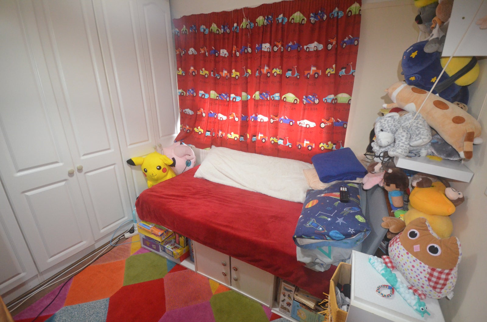 Flat Fullwell Avenue in Greater London