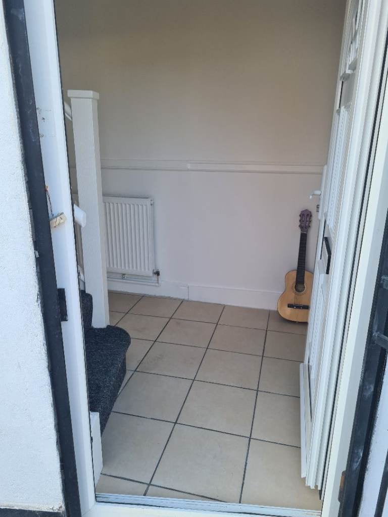 Flat Woodford Road in Greater London
