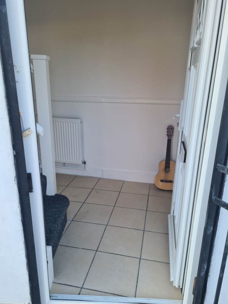 Flat Woodford Road in Greater London
