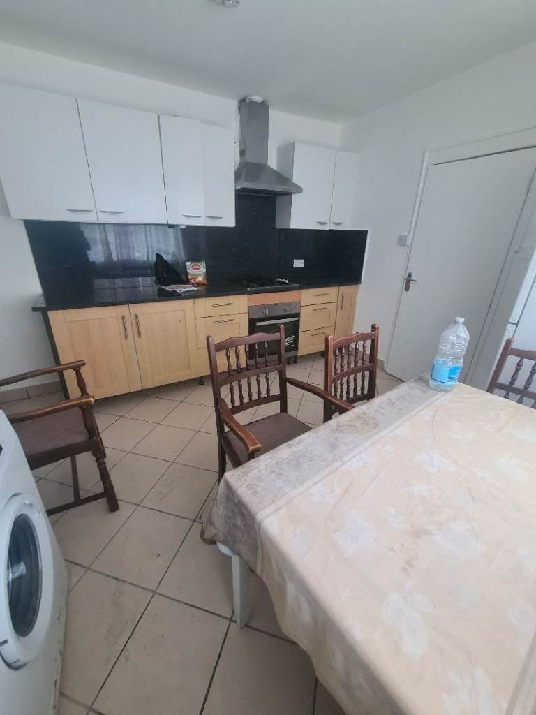 Flat Woodford Road in Greater London