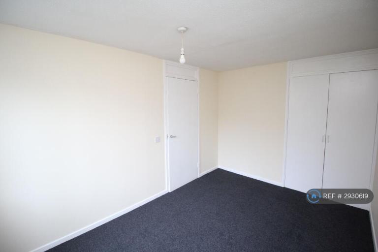 Flat Cleavers Avenue in Milton Keynes