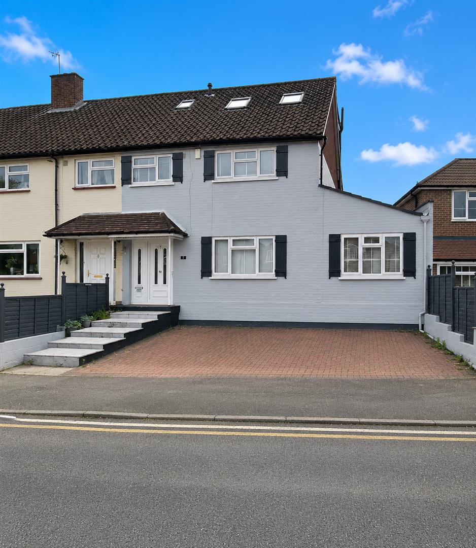 Flat Cox Lane in Greater London