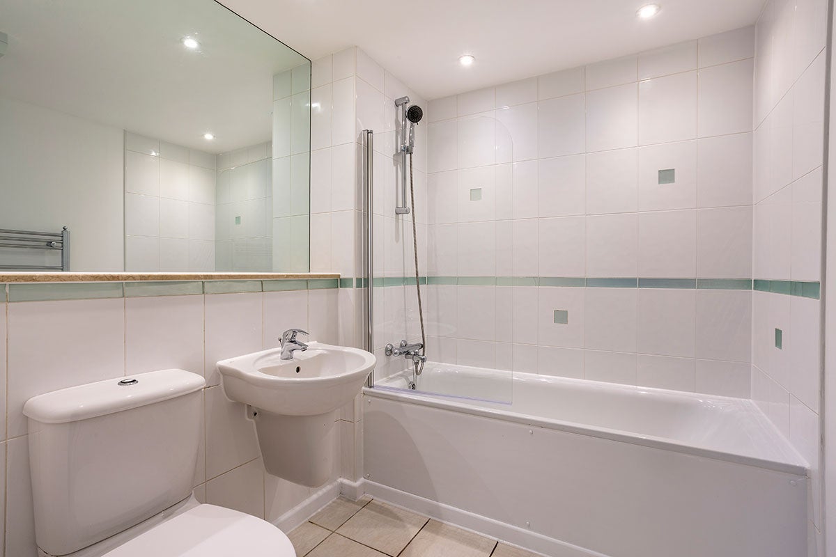 Flat Stainsby Road in London