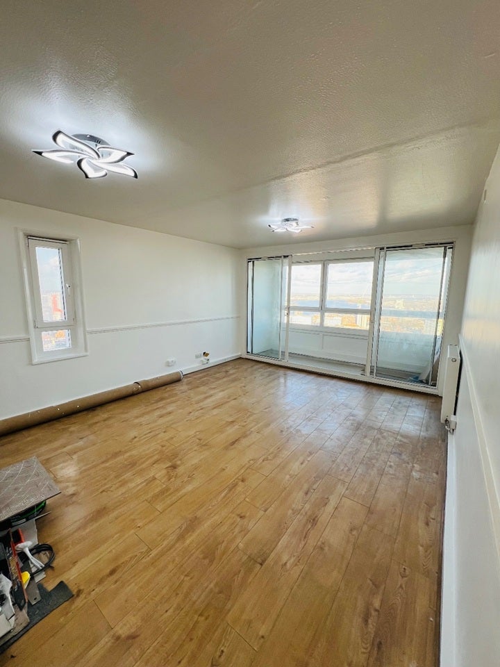 Flat Wellington Street in Greater London