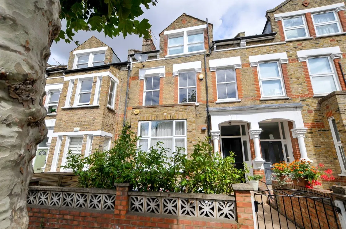Flat Dunsmure Road in Greater London