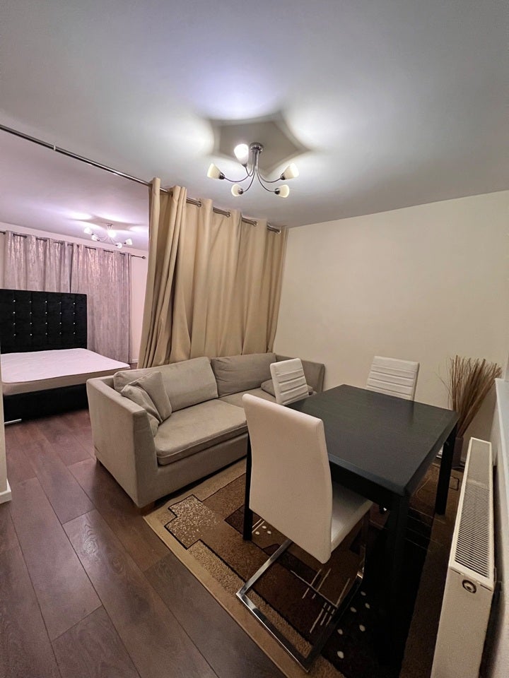 Room Newlands Road in Surrey Heath