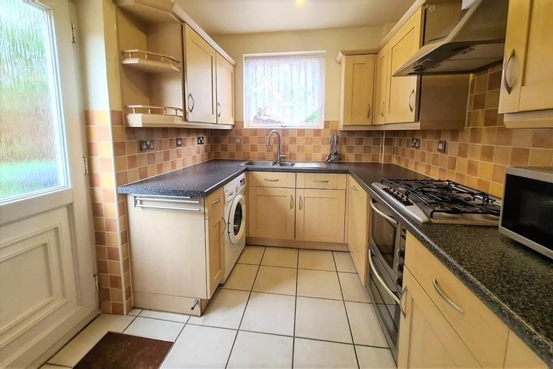 Room Newlands Road in Surrey Heath