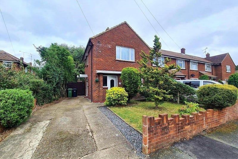 Room Newlands Road in Surrey Heath