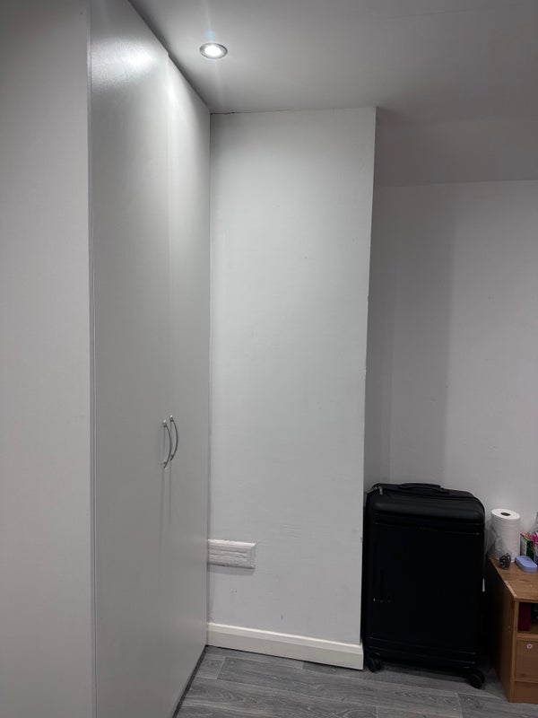 Room Mead Avenue in Slough