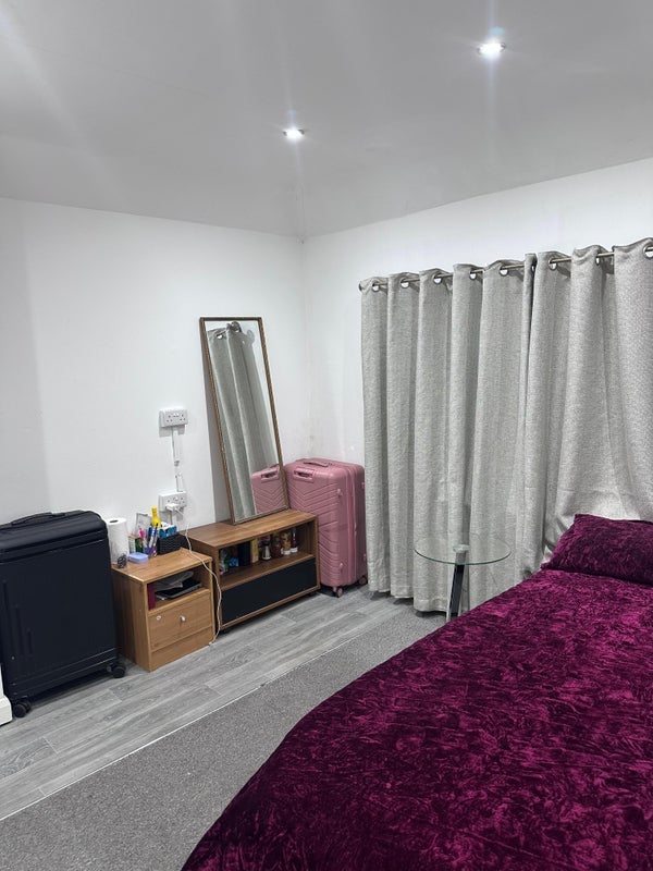 Room Mead Avenue in Slough