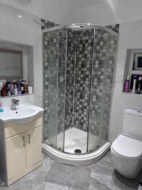 Room Mead Avenue in Slough