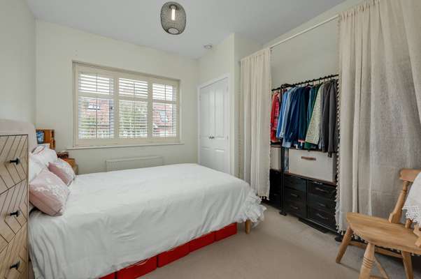 Flat Poplar Road in Elmbridge