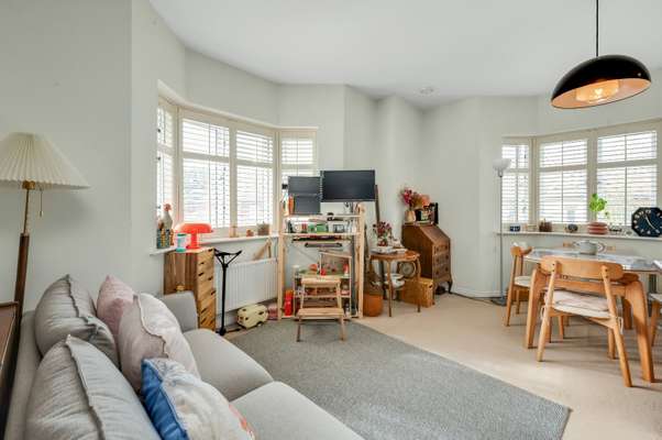 Flat Poplar Road in Elmbridge