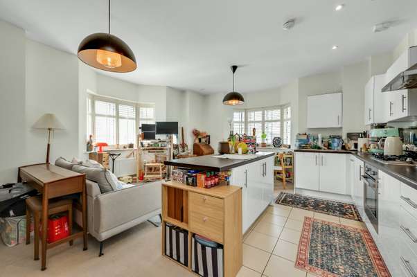 Flat Poplar Road in Elmbridge