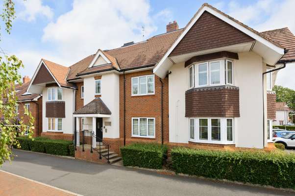 Flat Poplar Road in Elmbridge