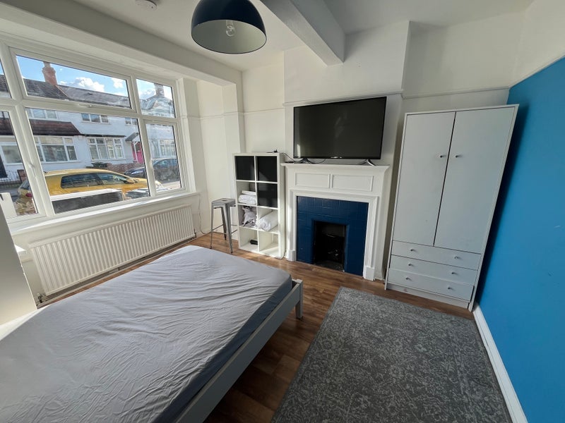 Room Woodmansterne Road in Greater London