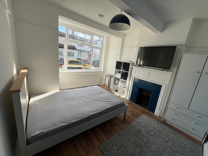 Room Woodmansterne Road in Greater London