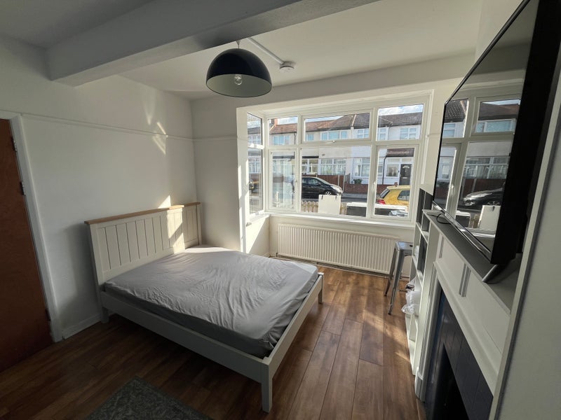Room Woodmansterne Road in Greater London