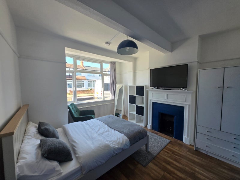 Room Woodmansterne Road in Greater London
