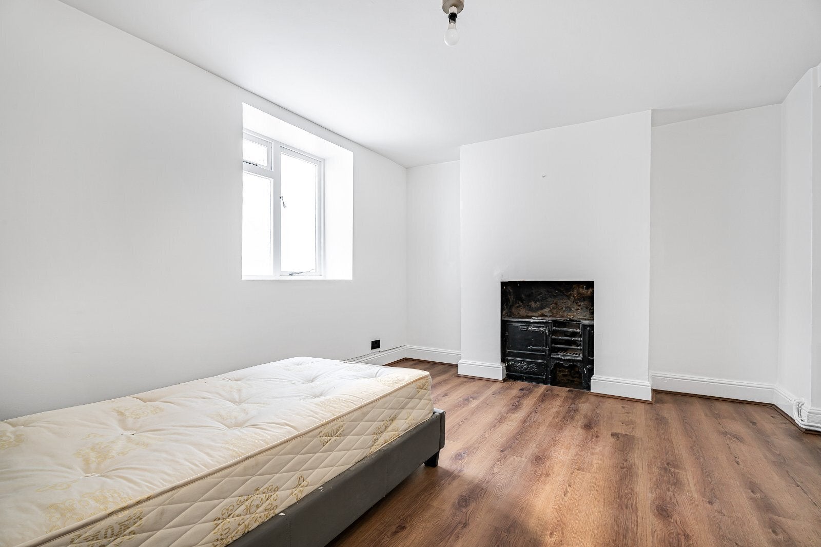 Flat Victoria Park Road in Greater London