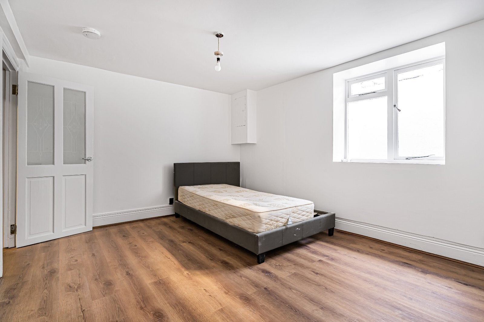 Flat Victoria Park Road in Greater London