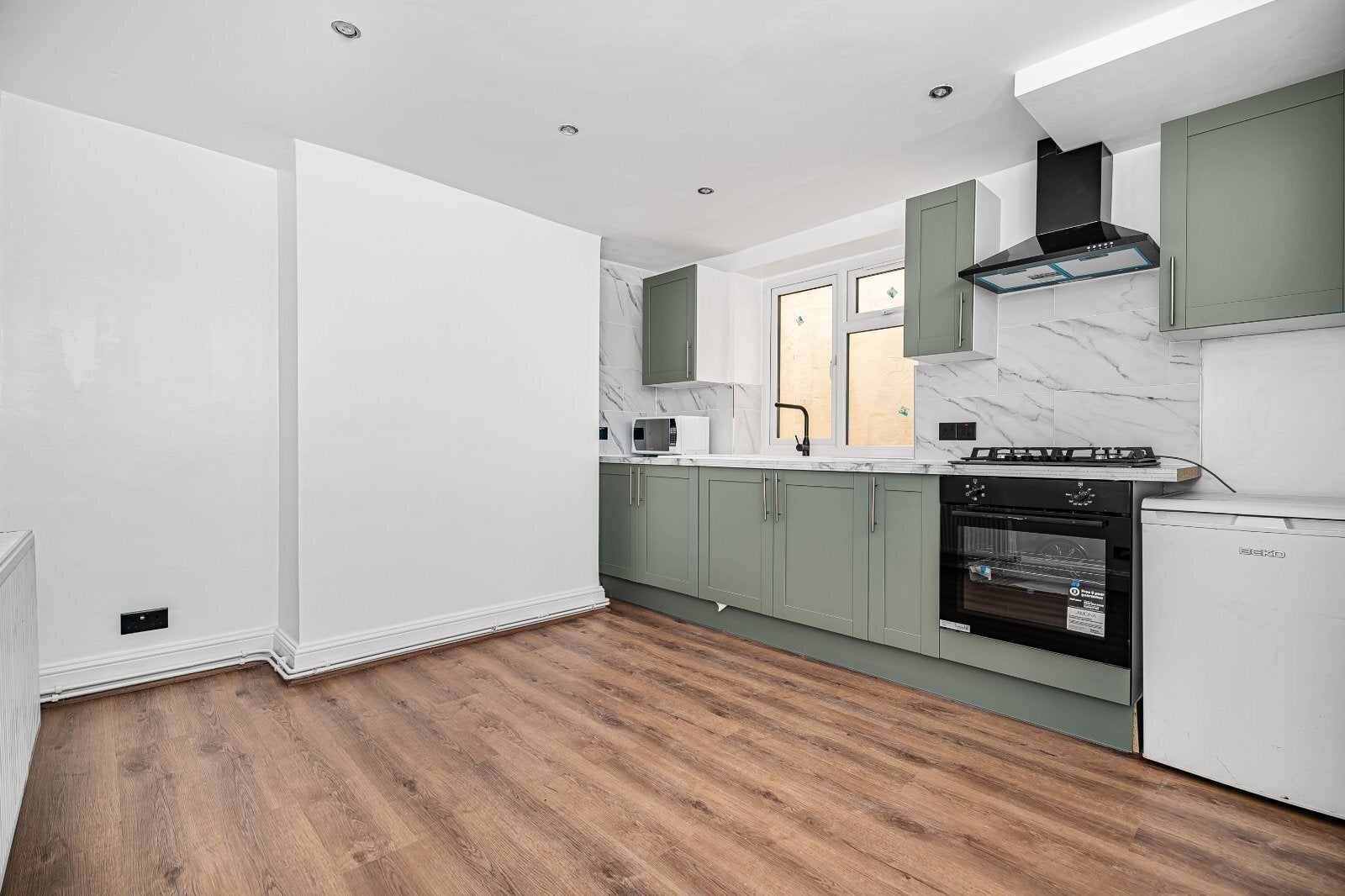 Flat Victoria Park Road in Greater London