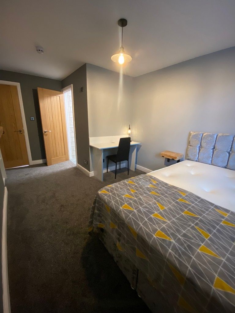Room Hinderwell Street in Hull
