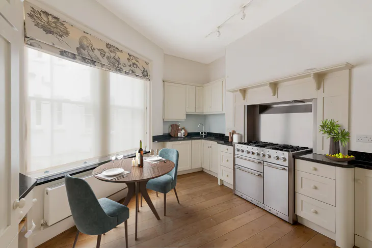 Flat Holland Park Gardens in Greater London