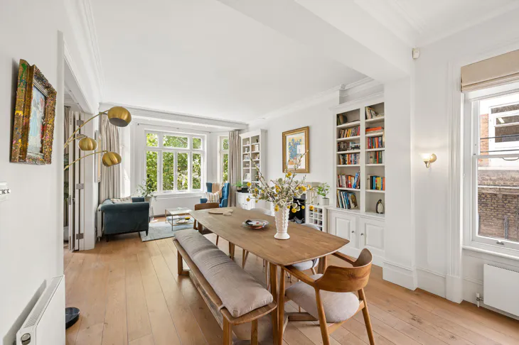 Flat Holland Park Gardens in Greater London