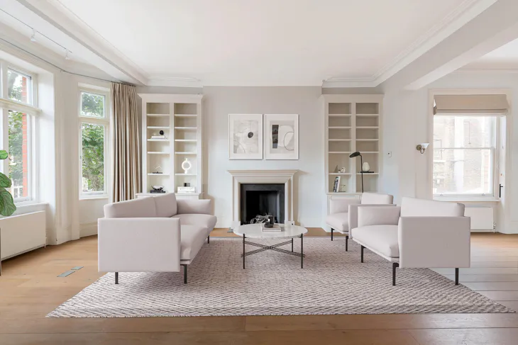 Flat Holland Park Gardens in Greater London