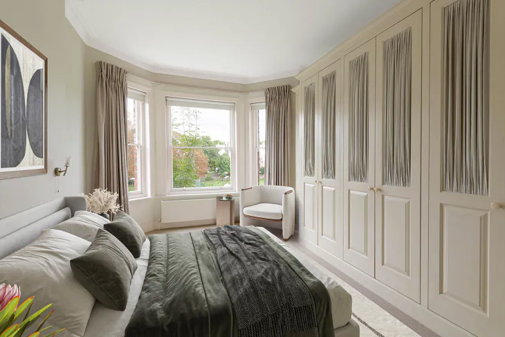 Flat Holland Park Gardens in Greater London