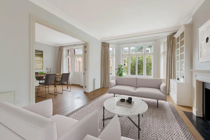 Flat Holland Park Gardens in Greater London