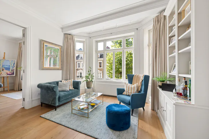 Flat Holland Park Gardens in Greater London
