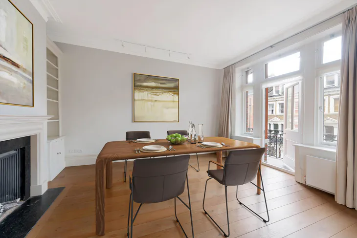 Flat Holland Park Gardens in Greater London