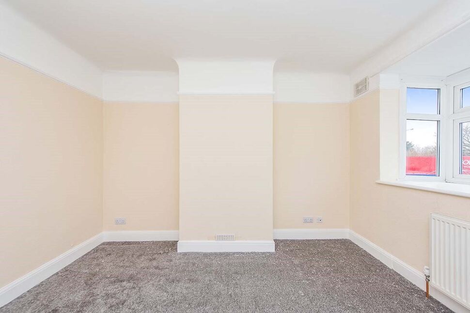 Flat Hanworth Road in Greater London