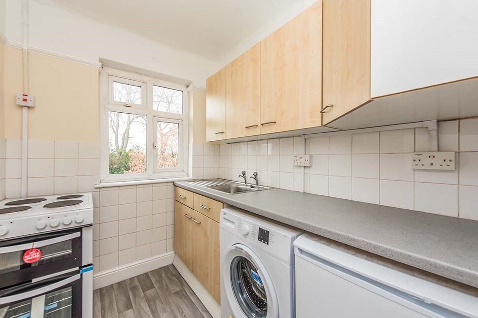 Flat Hanworth Road in Greater London