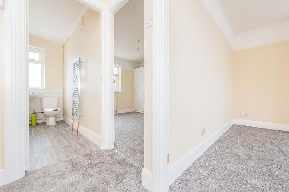 Flat Hanworth Road in Greater London