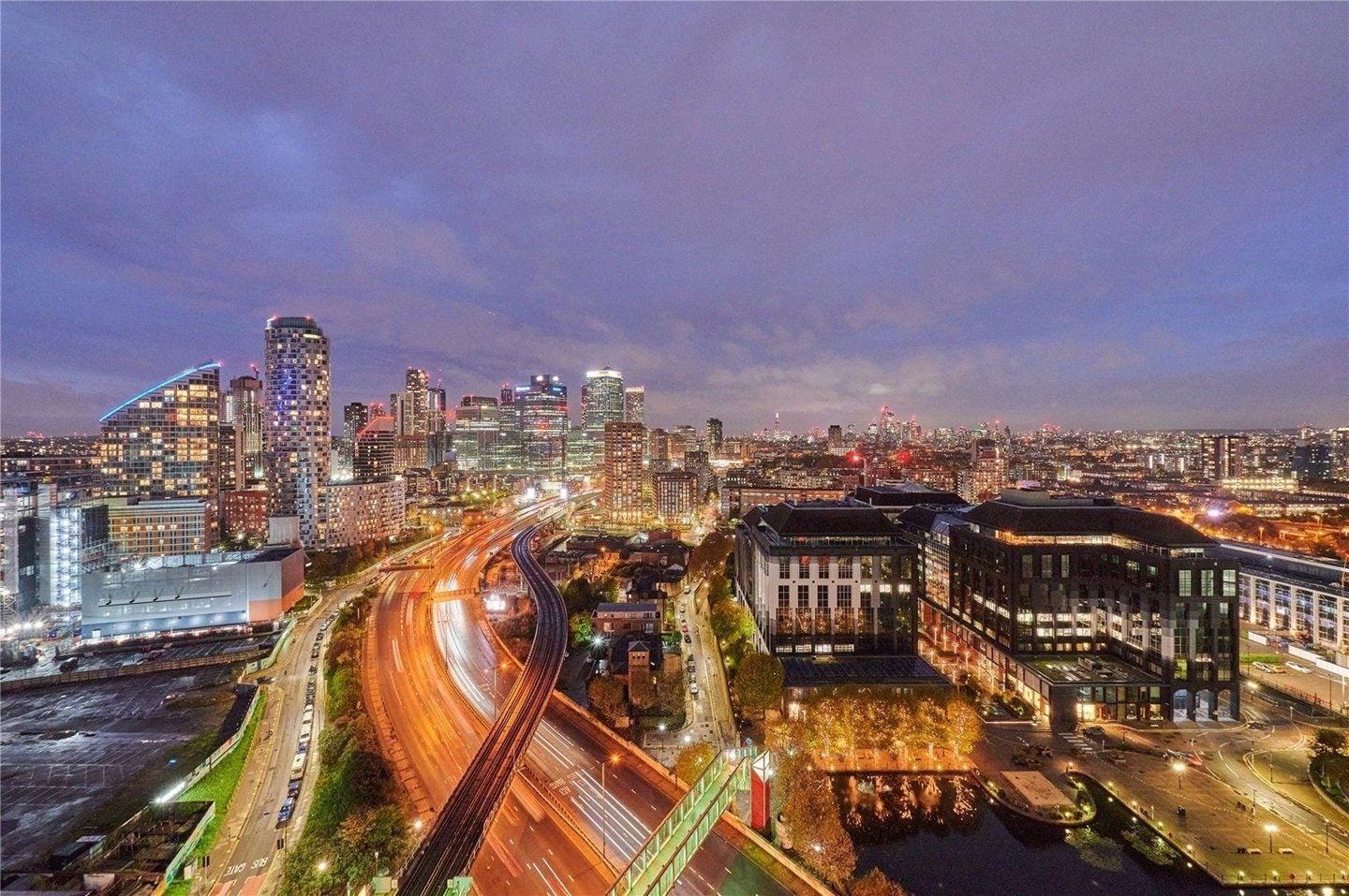 Flat Blackwall Way in Greater London