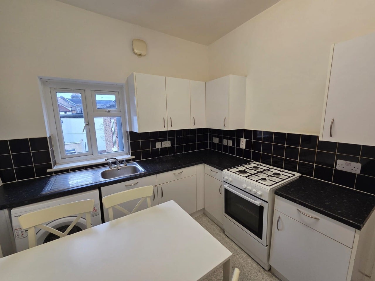 Flat Goodall Road in Greater London