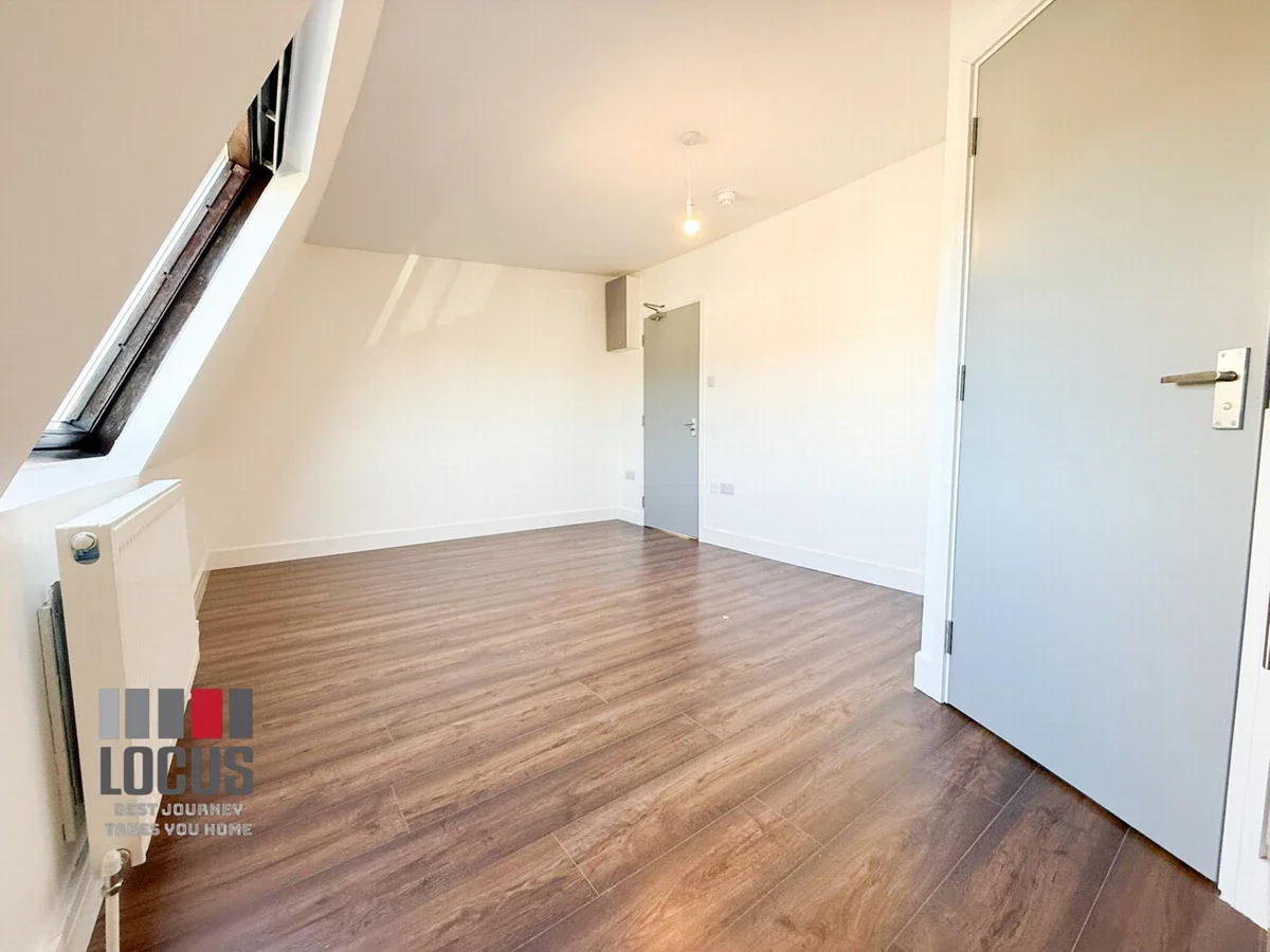 Room West Green Road in Greater London