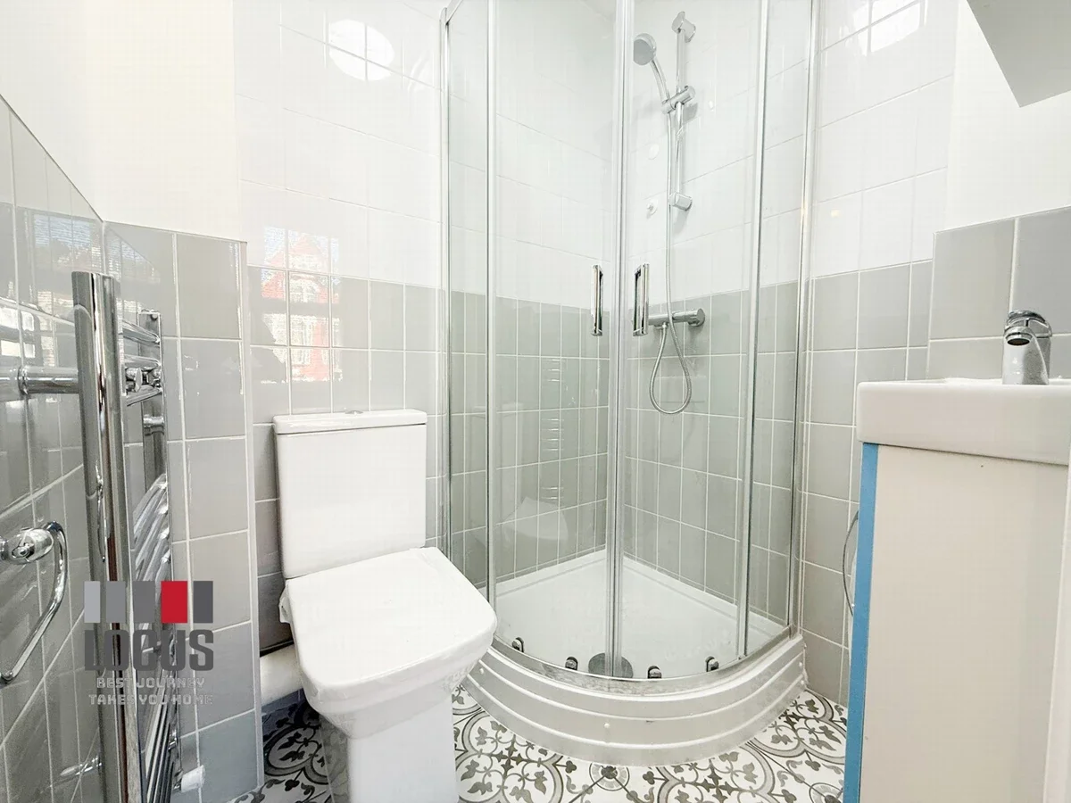 Room West Green Road in Greater London