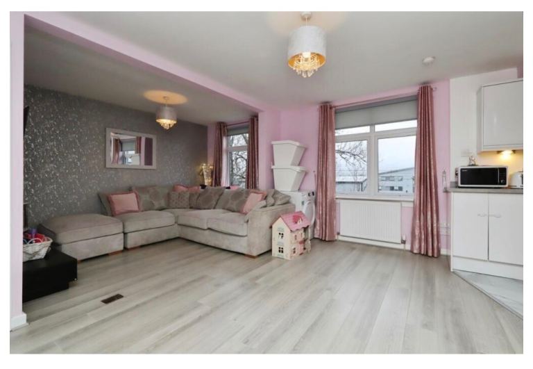 Flat Chirnside Road in Glasgow