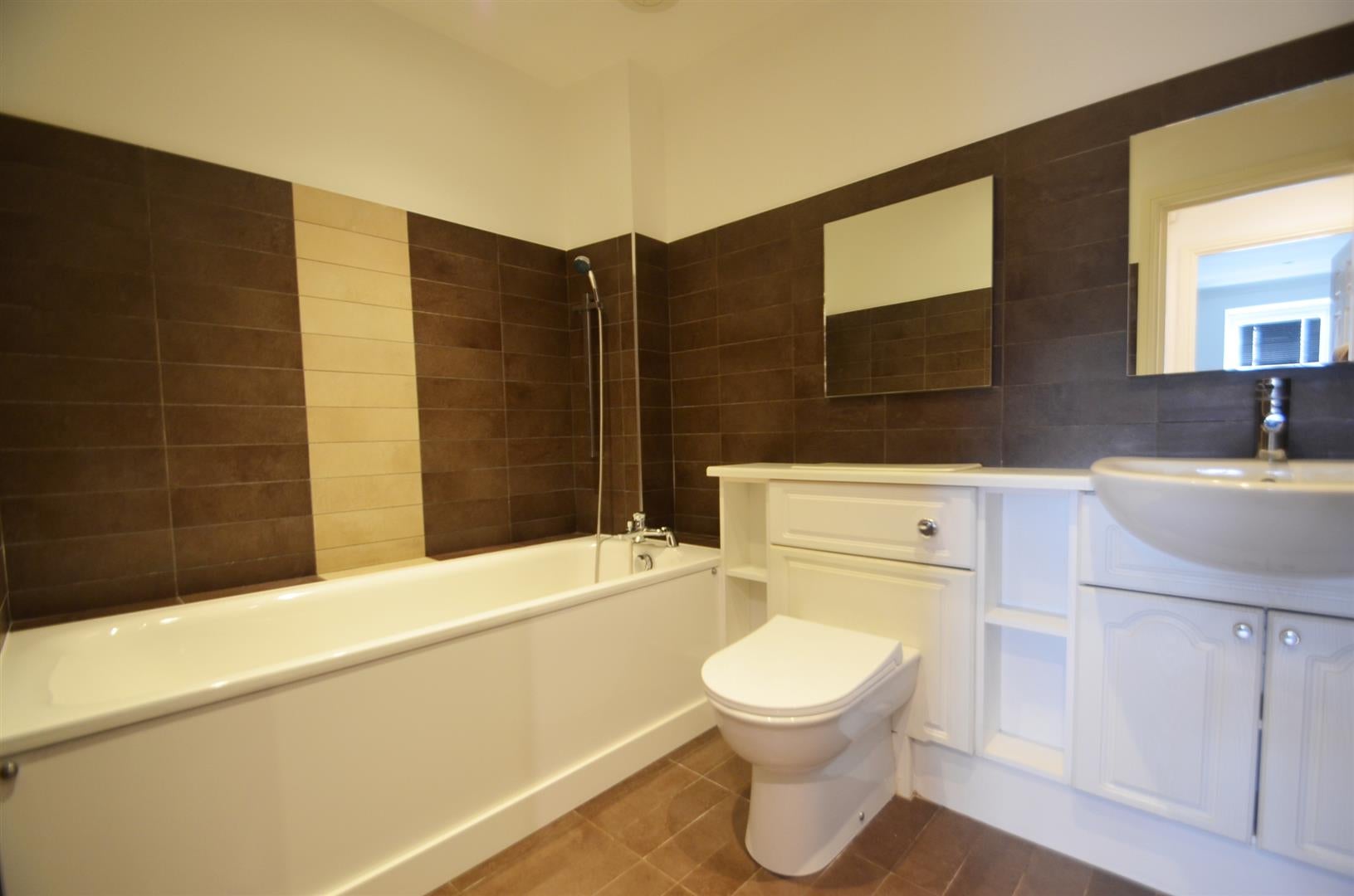 Flat Pembroke Road in Greater London