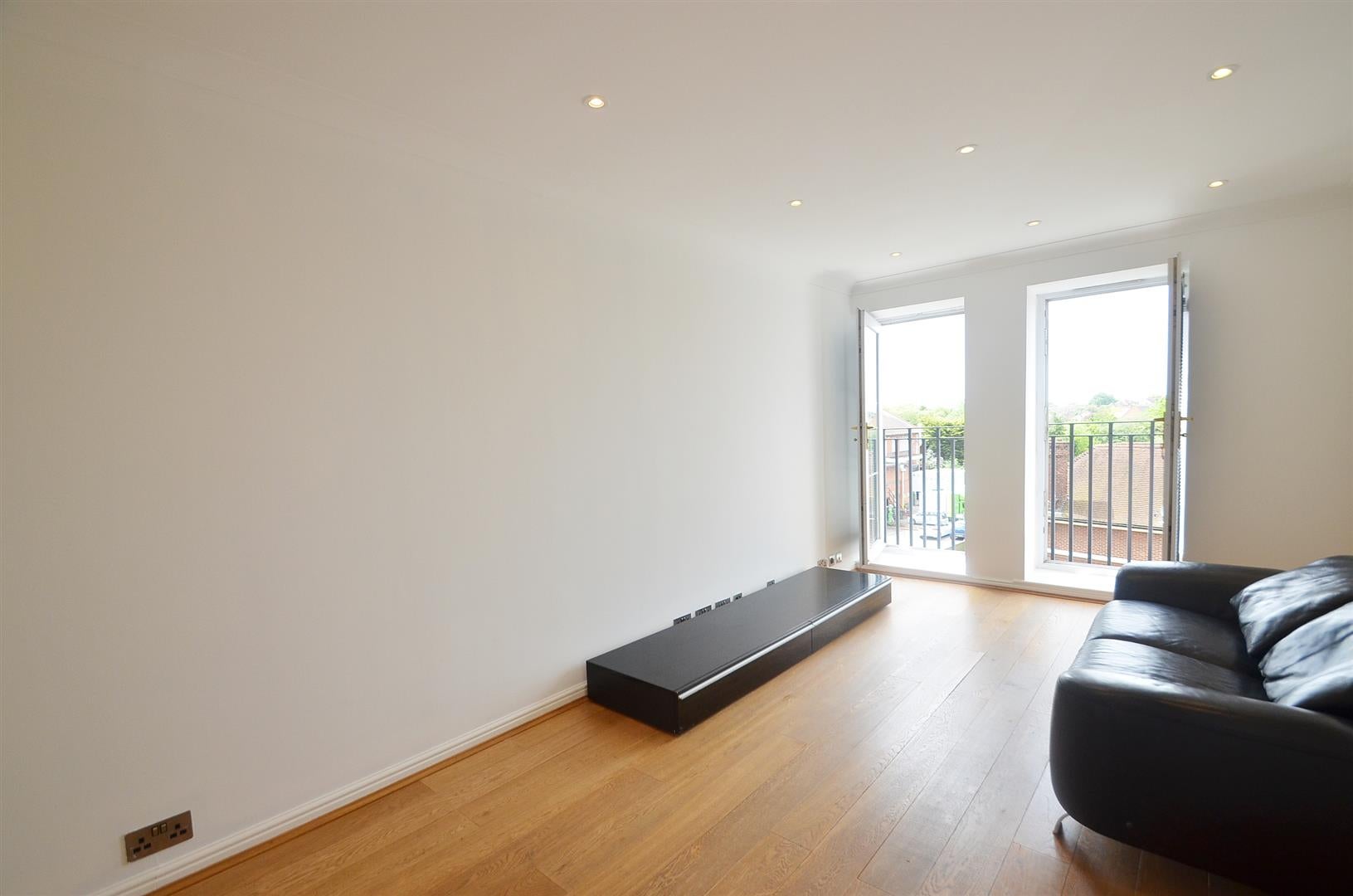 Flat Pembroke Road in Greater London