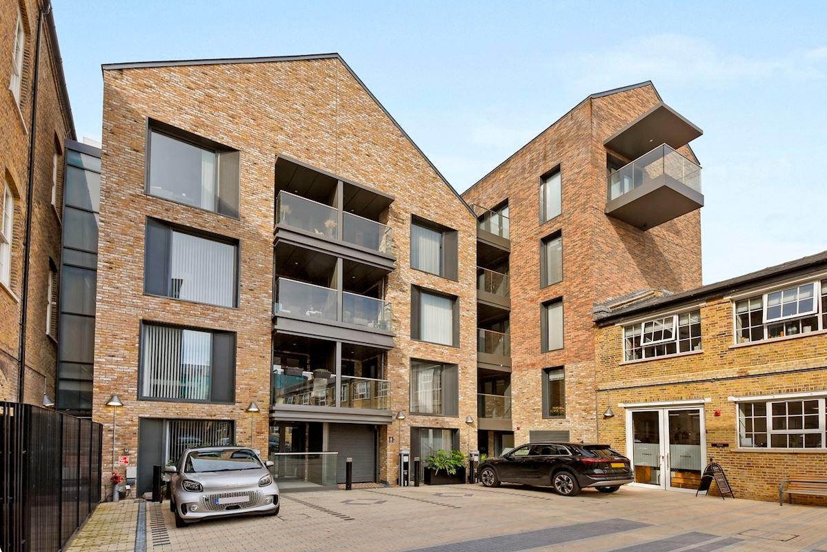 Flat Gloucester Avenue in Greater London