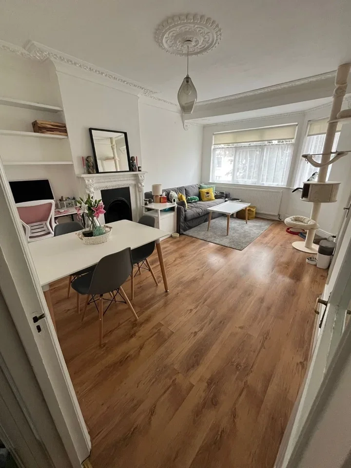 Flat Neeld Crescent in Greater London