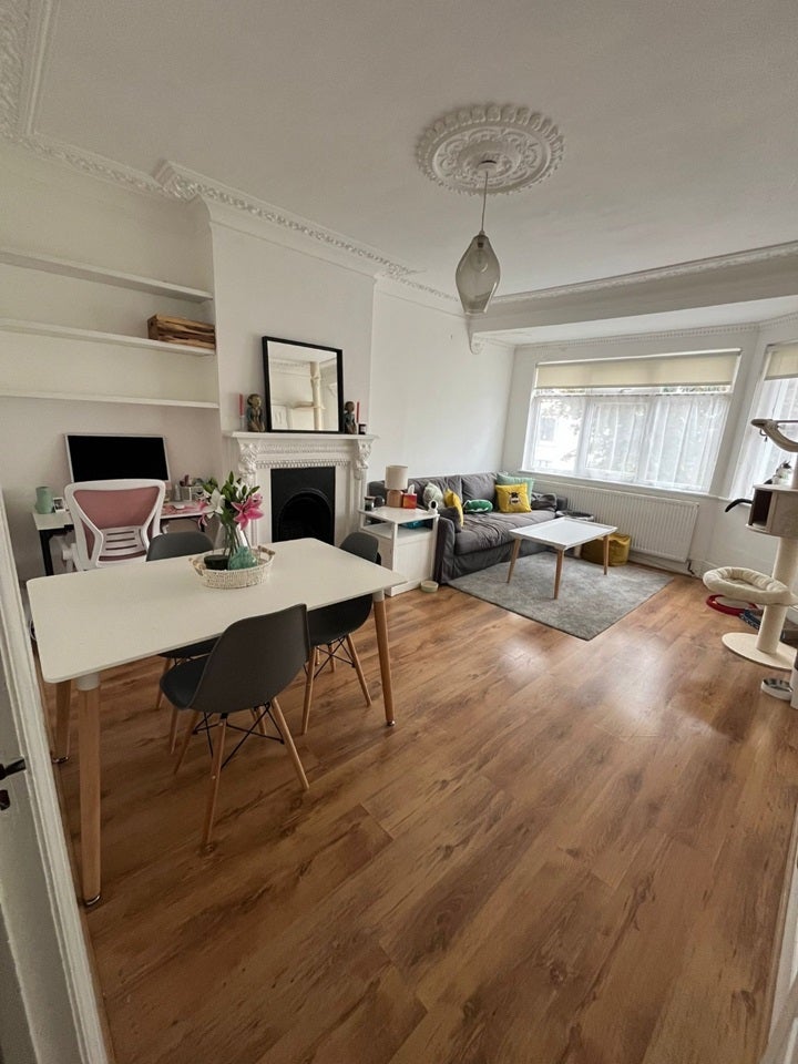 Flat Neeld Crescent in Greater London