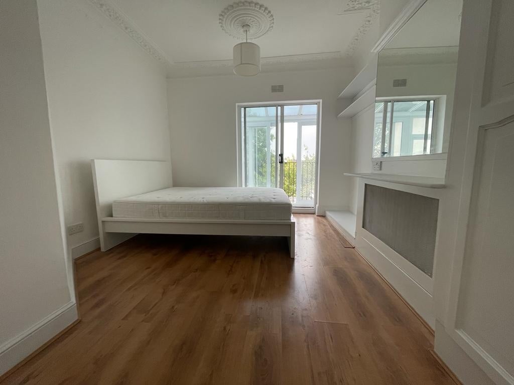 Flat Neeld Crescent in Greater London