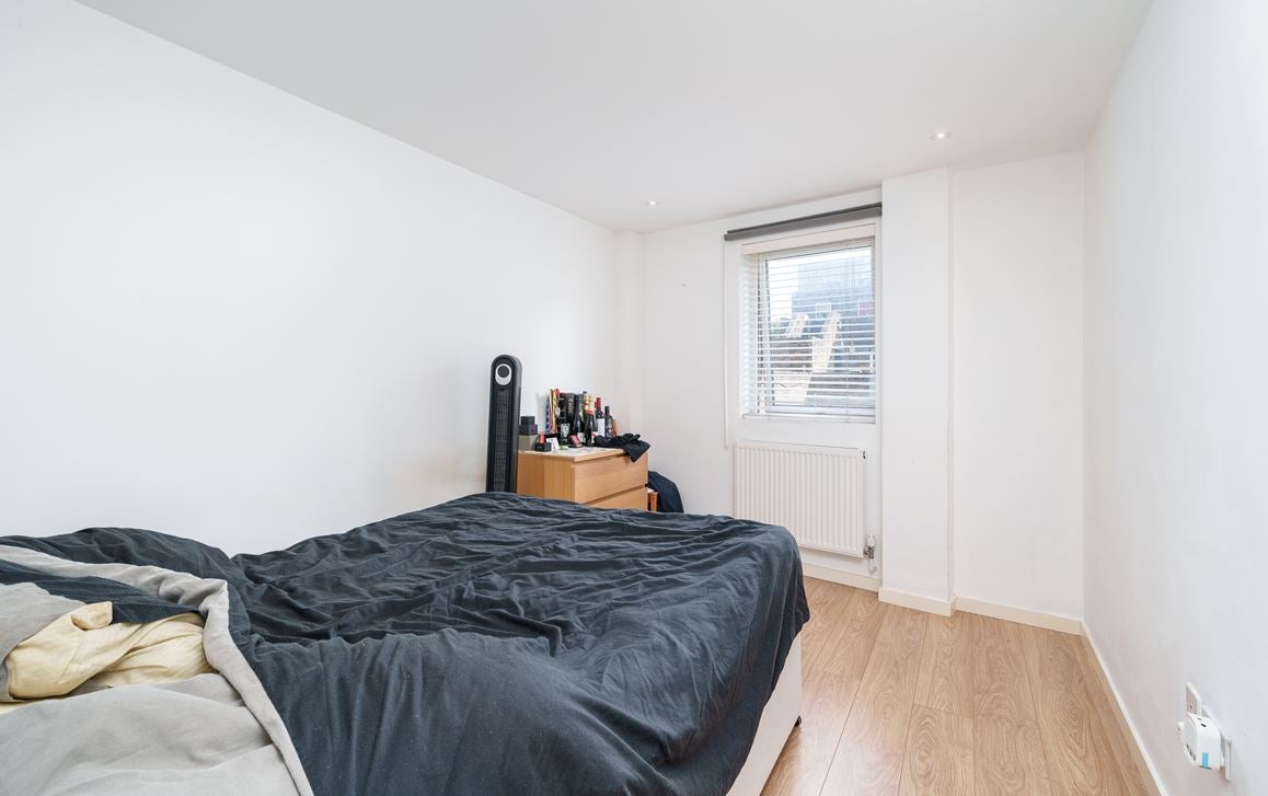 Flat Evesham Walk in Greater London