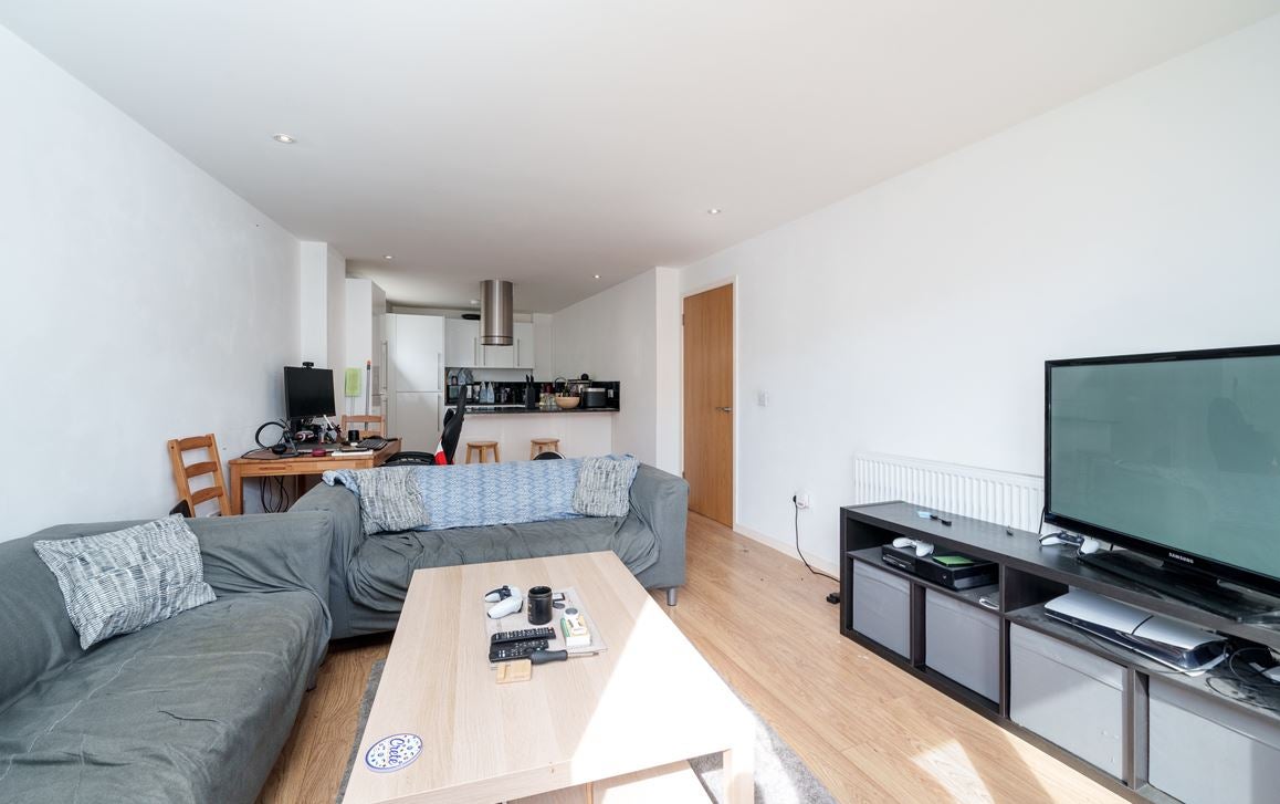 Flat Evesham Walk in Greater London